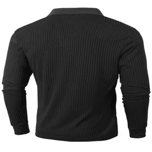 Achteraanzicht van zwart poloshirt met lange mouwen voor heren met verticale ribstructuur