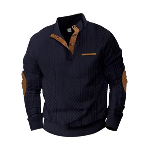 Detalle de chaqueta jacquard azul marino para hombre con cuello levantado y botones rústicos
