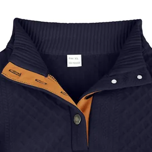 Primer plano del cuello de sudadera azul marino para hombre con patrón jacquard y etiqueta