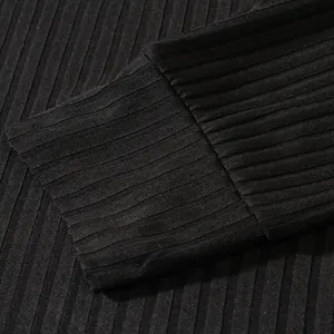 Gedetailleerd macrobeeld van de geribbelde textuur en mouwmanchet van een zwart herenpoloshirt