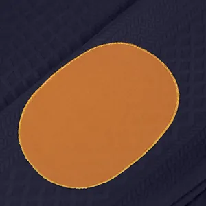 Detalle macro de tela de punto jacquard azul marino con parche naranja en el codo