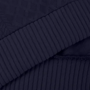 Primer plano de tela de sudadera azul marino para hombre con textura acanalada y jacquard