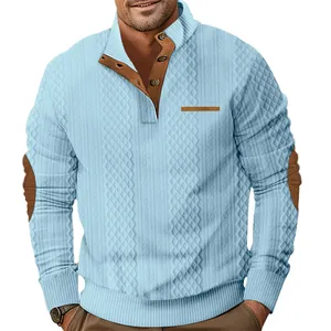 Vista detallada de la sudadera jacquard azul claro para hombre con coderas de ante.