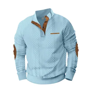 Jersey de jacquard azul claro para hombre con parches marrones y cuello alto con botones