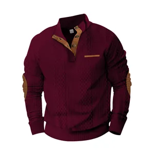 Vista de sudadera granate para hombre con textura jacquard y detalles en ante marrón