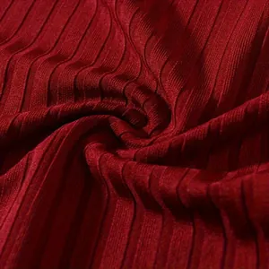 Close-up van donkerrode geribbelde gebreide stoftextuur voor poloshirt met lange mouwen heren