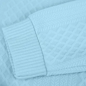 Detalle del puño acanalado y textura jacquard en sudadera azul para hombre deportiva