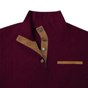Detalle de sudadera granate para hombre con cuello alto, patrón jacquard y botones a presión.