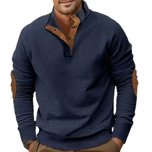 Sweat-shirt pour homme en velours côtelé avec col montant et coudières bleu marine.