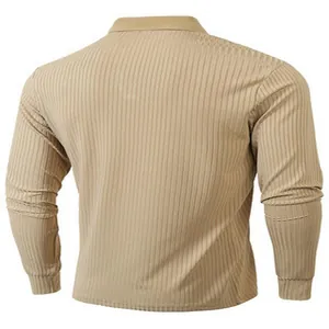 Gedetailleerd achteraanzicht van kaki poloshirt met lange mouwen en ribtextuur voor heren.