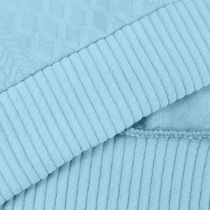 Vista macro detallada de la textura del tejido jacquard azul claro en una sudadera casual