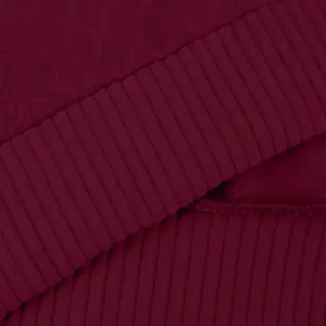 Primer plano del puño elástico granate y textura de tejido jacquard en sudadera de hombre