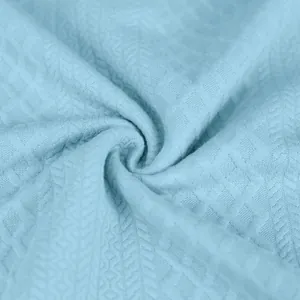 Primer plano detallado de textura jacquard azul claro para chaqueta de hombre.