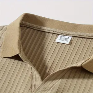 Detailopname van een kaki heren poloshirt met verticale strepen en geribbelde kraag