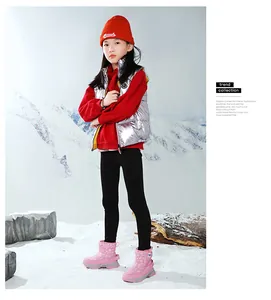 Vista dettagliata degli stivali da neve rosa per bambini con motivi a fiocco di neve.