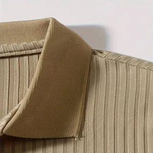 Gedetailleerde close-up van kaki geribbelde polokraag met verticale streeptextuur ontwerp
