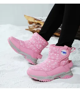 Vista dettagliata degli stivali da neve rosa per bambini con fiocchi di neve.