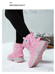 Vista dettagliata di stivali da neve rosa per bambini con motivo a fiocchi di neve