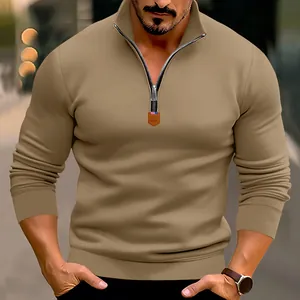 Nahaufnahme eines khakifarbenen Herren-Sweatshirts mit Stehkragen und Reißverschluss