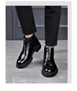 Vista detallada de botines Chelsea de cuero negro para hombre con cremallera frontal.
