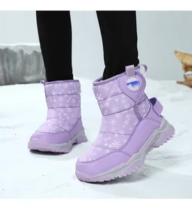 Vista dettagliata degli stivali da neve viola per bambini con motivo a fiocchi di neve