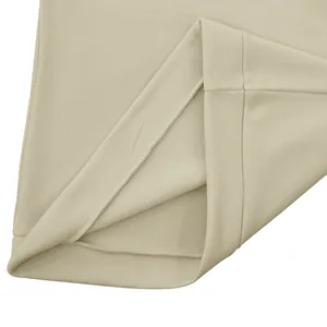 Dettaglio dell'orlo di una felpa da uomo beige foderata in pile con cuciture doppie