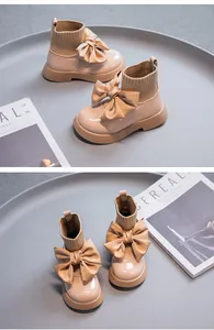 Detailansicht beige Mädchen Sockenstiefel mit großer Schleife und Lacklederbasis