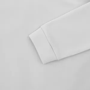 Close-up van de witte geribde manchet van een heren T-shirt met lange mouwen.