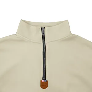 Detailansicht eines Herren-Fleece-Sweatshirts mit halbem Reißverschluss und Stehkragen