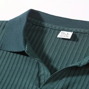 Detailweergave van de kraag van een donkergroen geribbelde polo met een maatlabel S