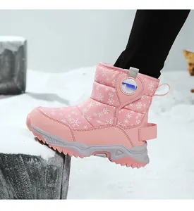 Dettaglio laterale di uno stivale da neve rosa per bambini con motivi a fiocchi di neve