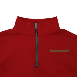 Nahaufnahme des Kragens und des Reißverschlusses eines roten Sweatshirts.