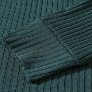 Gedetailleerde close-up van de donkergroene ribbelstructuur op de mouw van de polo shirt