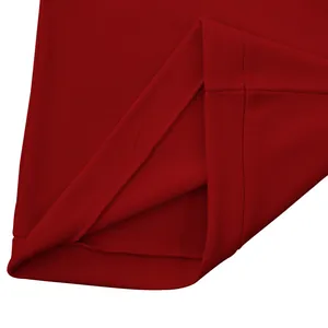 Close-up van de fijne stiksels en zachte stof van het rode heren t-shirt met lange mouwen