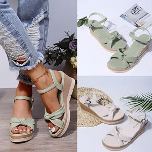 Detailansichten von Damen-Keilsandaletten mit Peep-Toe und Knöchelriemen in Sommerfarben