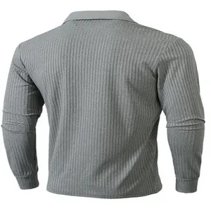 Achteraanzicht van een heren polo met lange mouwen in grijs met verticale ribbels.
