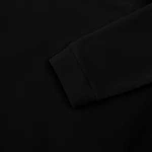 Close-up van zwart geribbelde manchet op herensweatshirt lange mouw