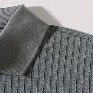 Detailopname van grijze geribbelde textuur en polokraag op casual herenshirt met mouwen