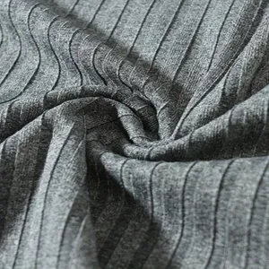 Close-up detail van grijze geribbelde gebreide stoftextuur voor heren lange mouw polo