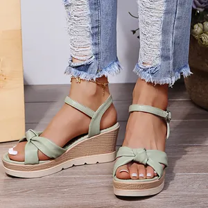 Elegante Damen Keilsandaletten in Hellgrün mit modischem Knotendetail und verstellbarem Riemen