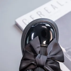 Detailaufnahme von schwarzen Lackleder-Prinzessinnen-Sockenstiefeln für Mädchen