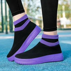 Atmungsaktive schwarze Fly-Knit High-Top Socken-Sneaker mit dicker lila Sohle für Freizeit
