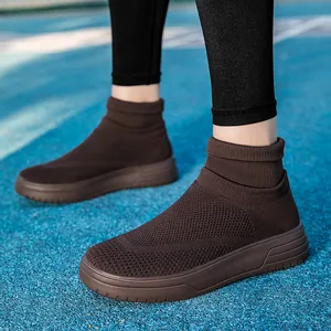 Bequeme braune Fly-Knit High-Top-Socken-Sneaker mit einer dicken, robusten Sohle.