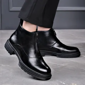 Elegantes botines de cuero negro para hombre con una moderna cremallera frontal.