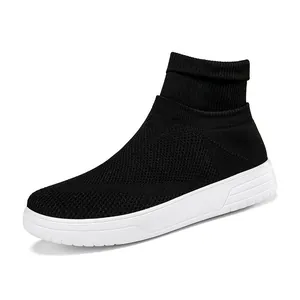 Moderne schwarze atmungsaktive Flyknit-High-Top-Socken-Sneaker mit dicker weißer Sohle