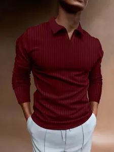 Casual bordeauxrood poloshirt met lange mouwen voor heren, geribbelde stof en moderne V-hals.