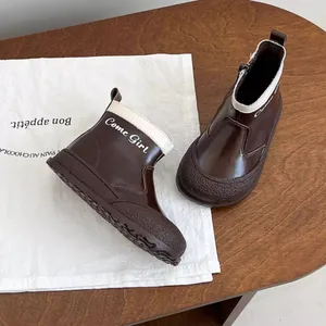 Botas Chelsea Martin de moda para niños con colores de contraste y diseño de piel