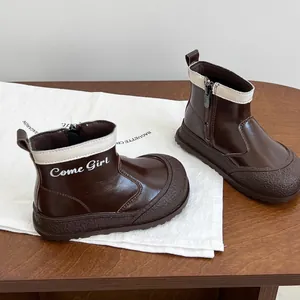 Botines Chelsea marrones para niñas con ribete blanco en contraste y cremallera