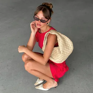 Conjunto elegante de top rojo sin mangas y falda con volantes para mujer vista detalle