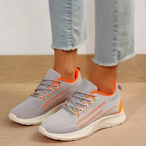 Vue détaillée de baskets en tricot gris et orange respirantes pour femmes au quotidien